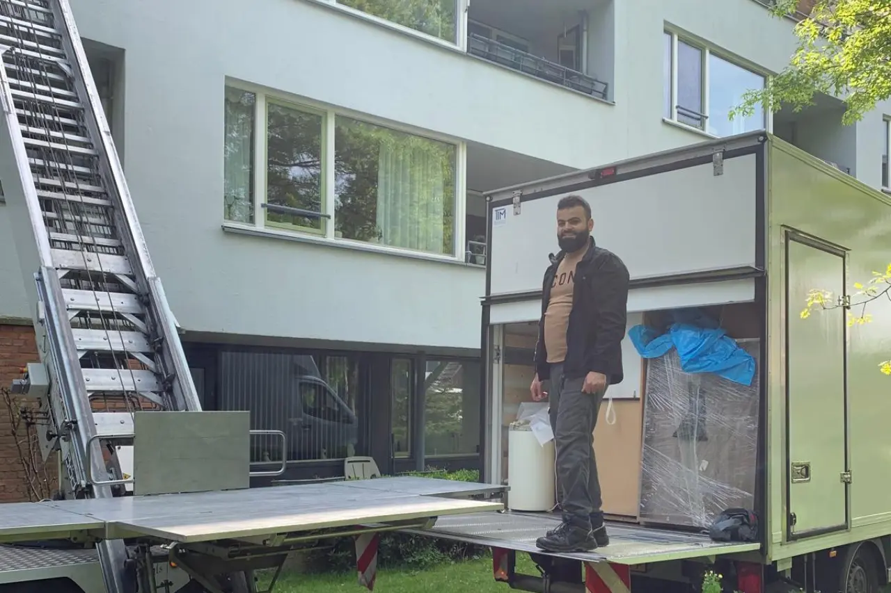 Verhuizers in actie bij een woning in Breda.