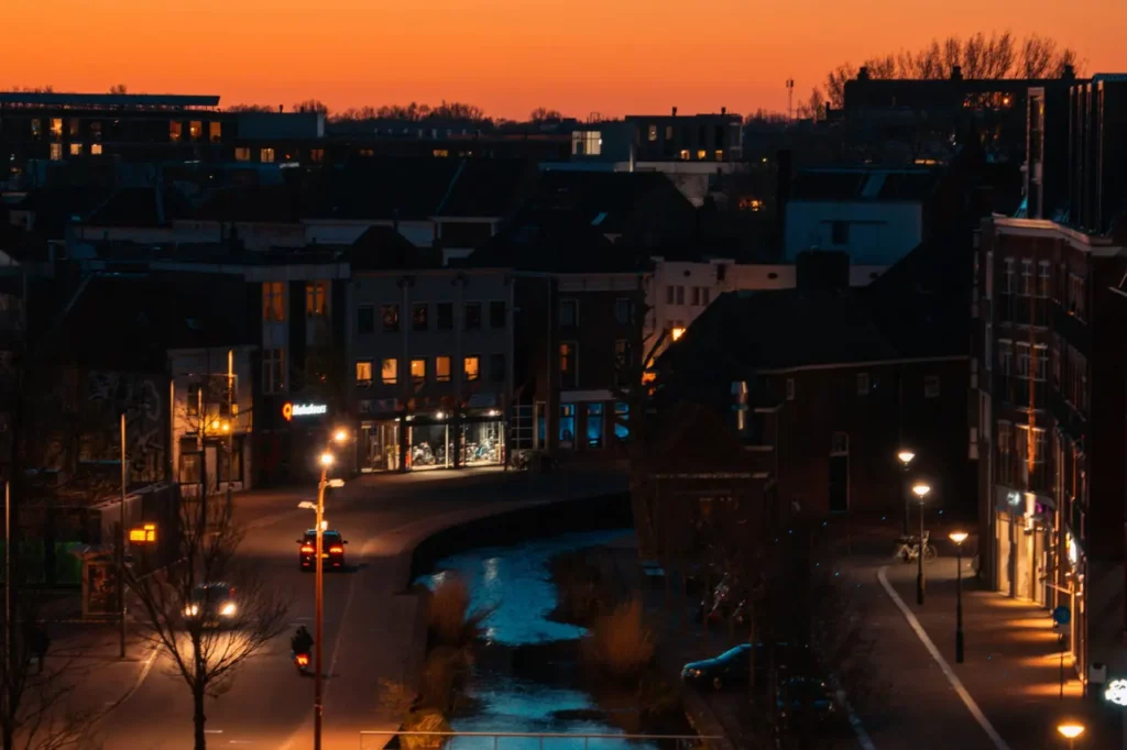 Verhuiswagen en verhuizers in Breda klaar voor vertrek.