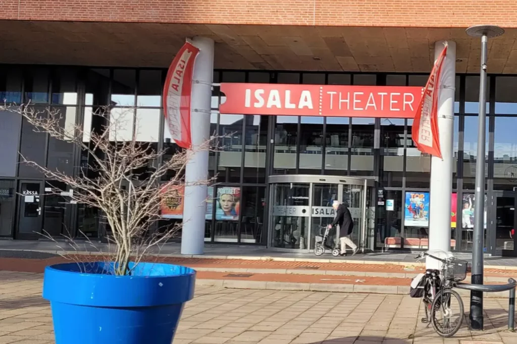 Professionele verhuizers laden verhuiswagen in Oostgaarde, Capelle aan den IJssel