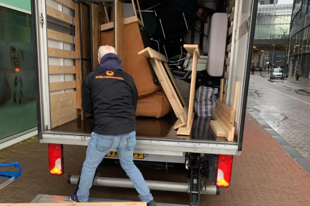 Professionele verhuizers aan het werk in Breda.