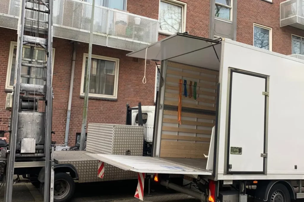 Team verhuizers Gorinchem laadt meubels in verhuiswagen