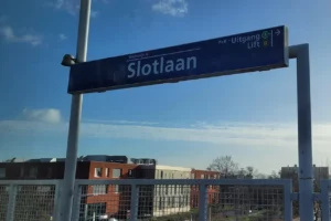 Verhuislift bij appartementencomplex in Schollevaar, Capelle aan den IJssel