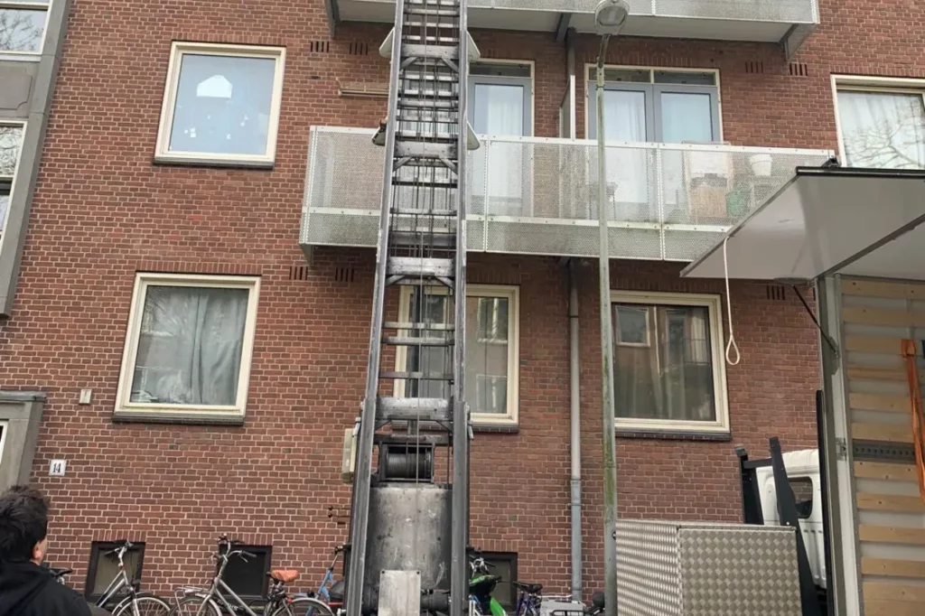 Professionele verhuizers Gorinchem tillen meubels veilig naar boven